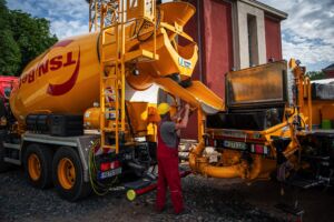 Übergabe Beton an Betonpumpe - TSN-Beton